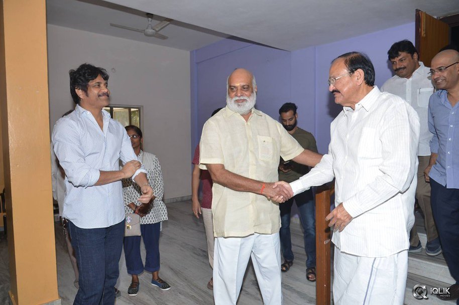 Venkaiah-Naidu-at-Om-Namo-Venkatesaya-Movie-Special-Show